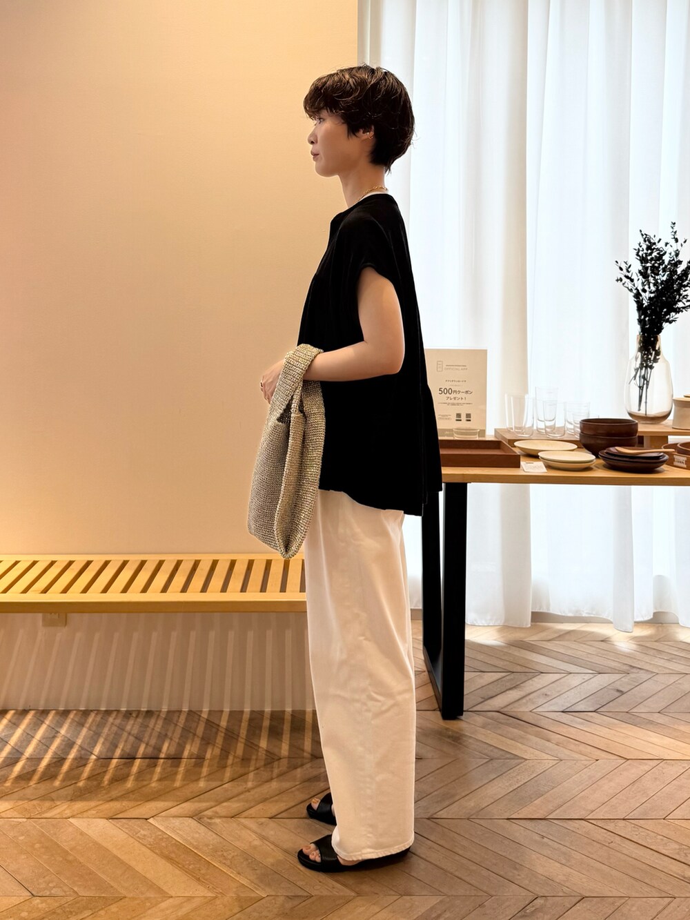 ブラック系のシャツ/ブラウス、シルバー系のかごバッグ、ブラック系のサンダルを着用したレディースの夏コーディネートの2枚目の写真