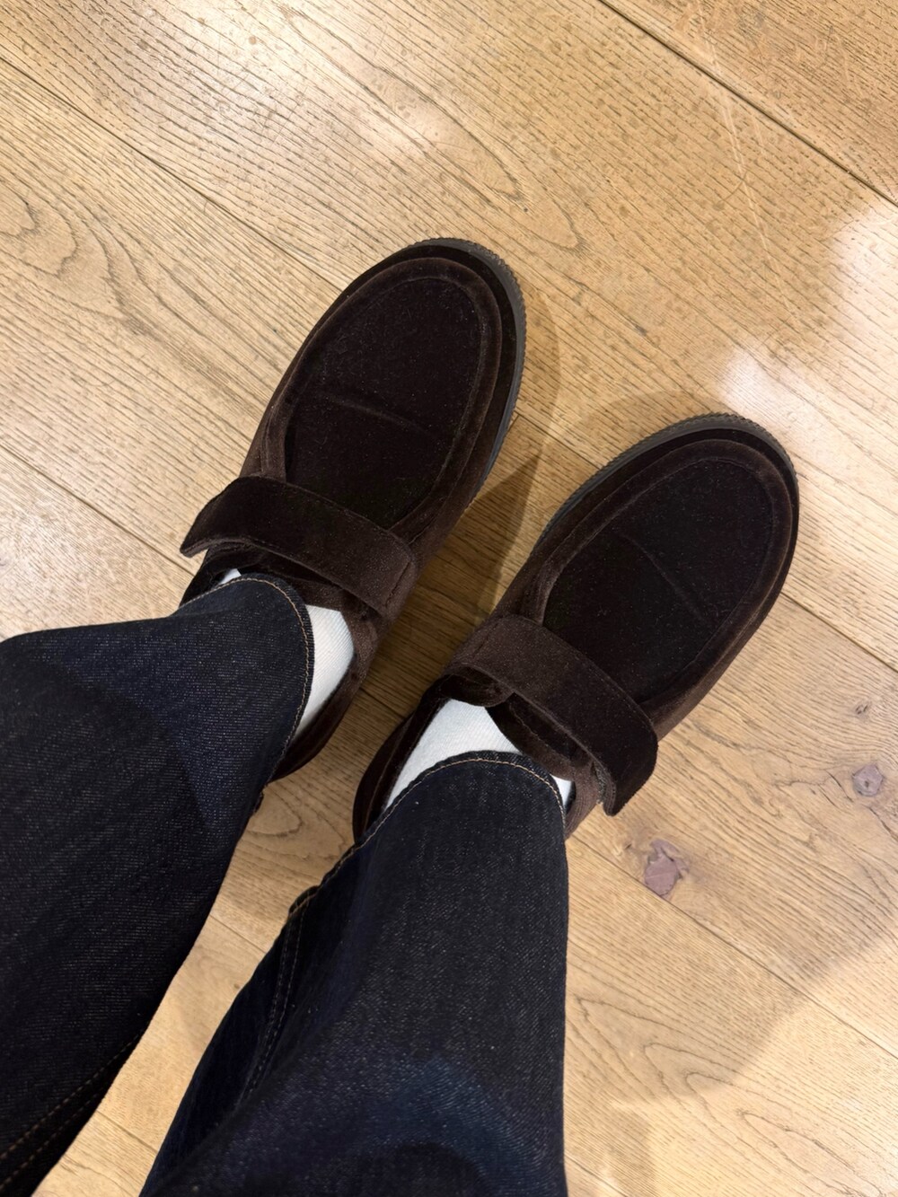 ブラウン系のニット/セーター、ブラック系のTシャツ/カットソー、シルバー系のショルダーバッグを着用したレディースの秋コーディネートの4枚目の写真