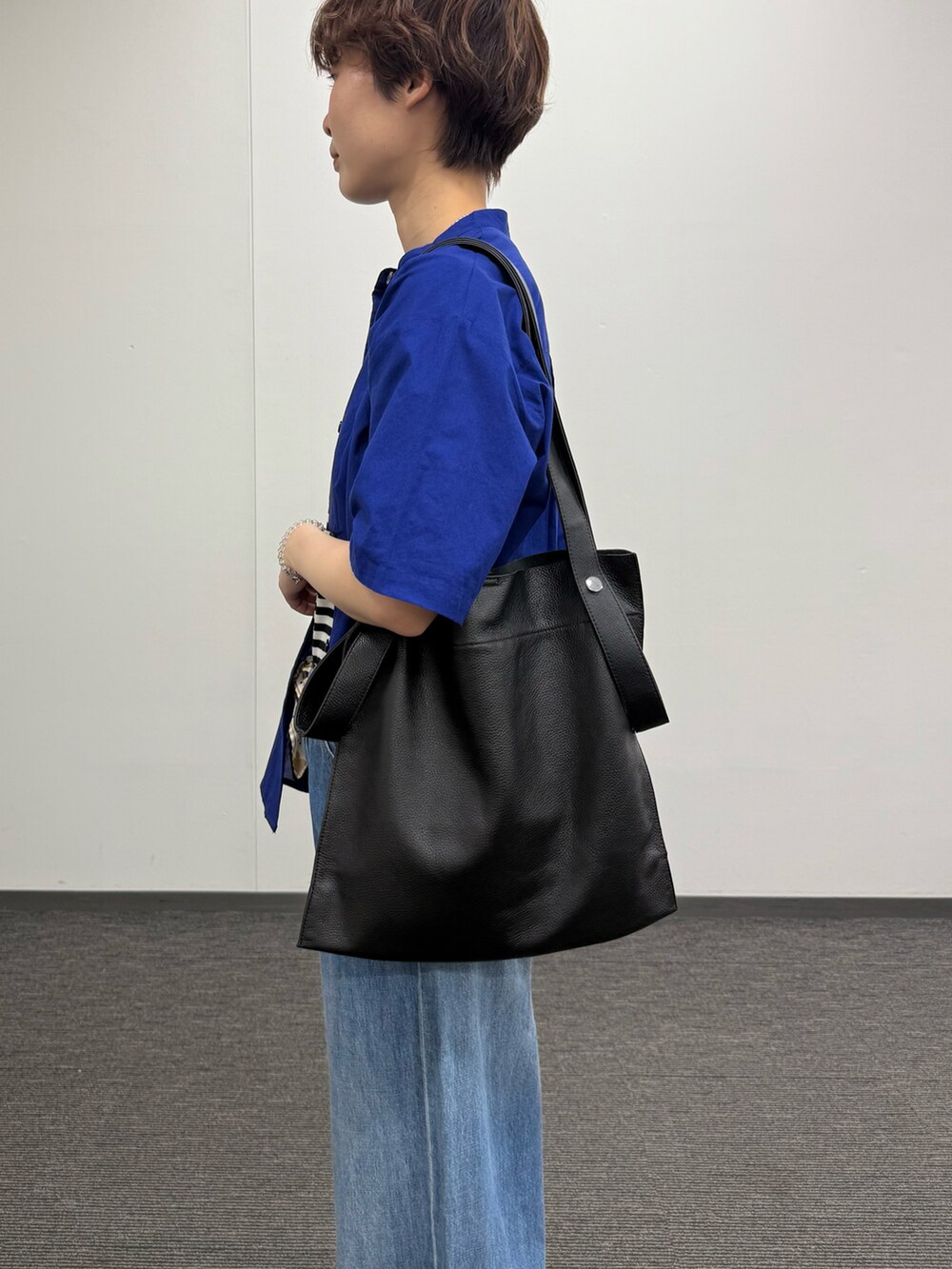 ブラック系のTシャツ/カットソー、ブルー系のシャツ/ブラウス、ブルー系のデニムパンツを着用したレディースの夏コーディネートの4枚目の写真