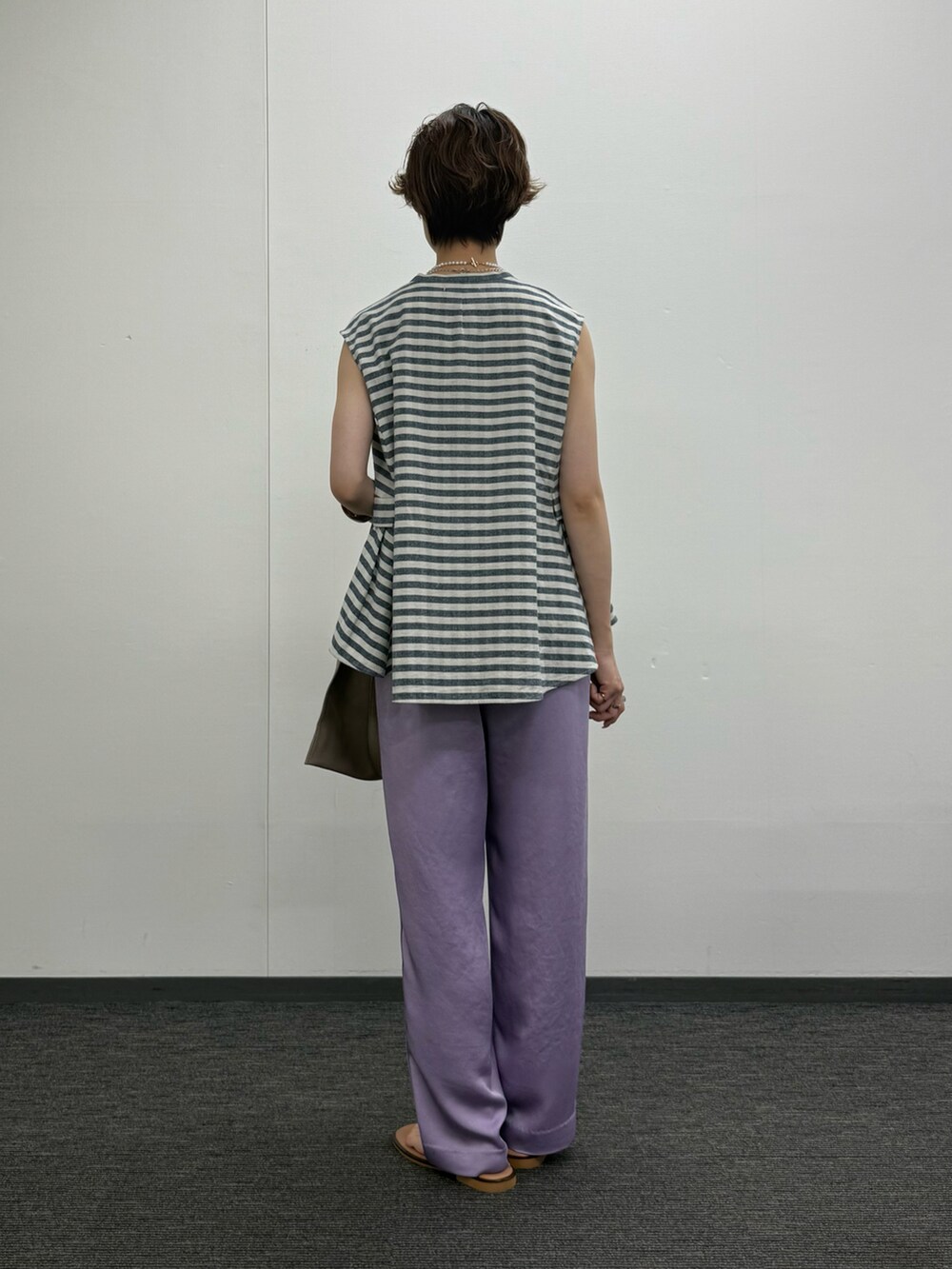 ブルー系のシャツ/ブラウス、ベージュ系のトートバッグ、グリーン系のその他パンツを着用したレディースの夏コーディネートの3枚目の写真