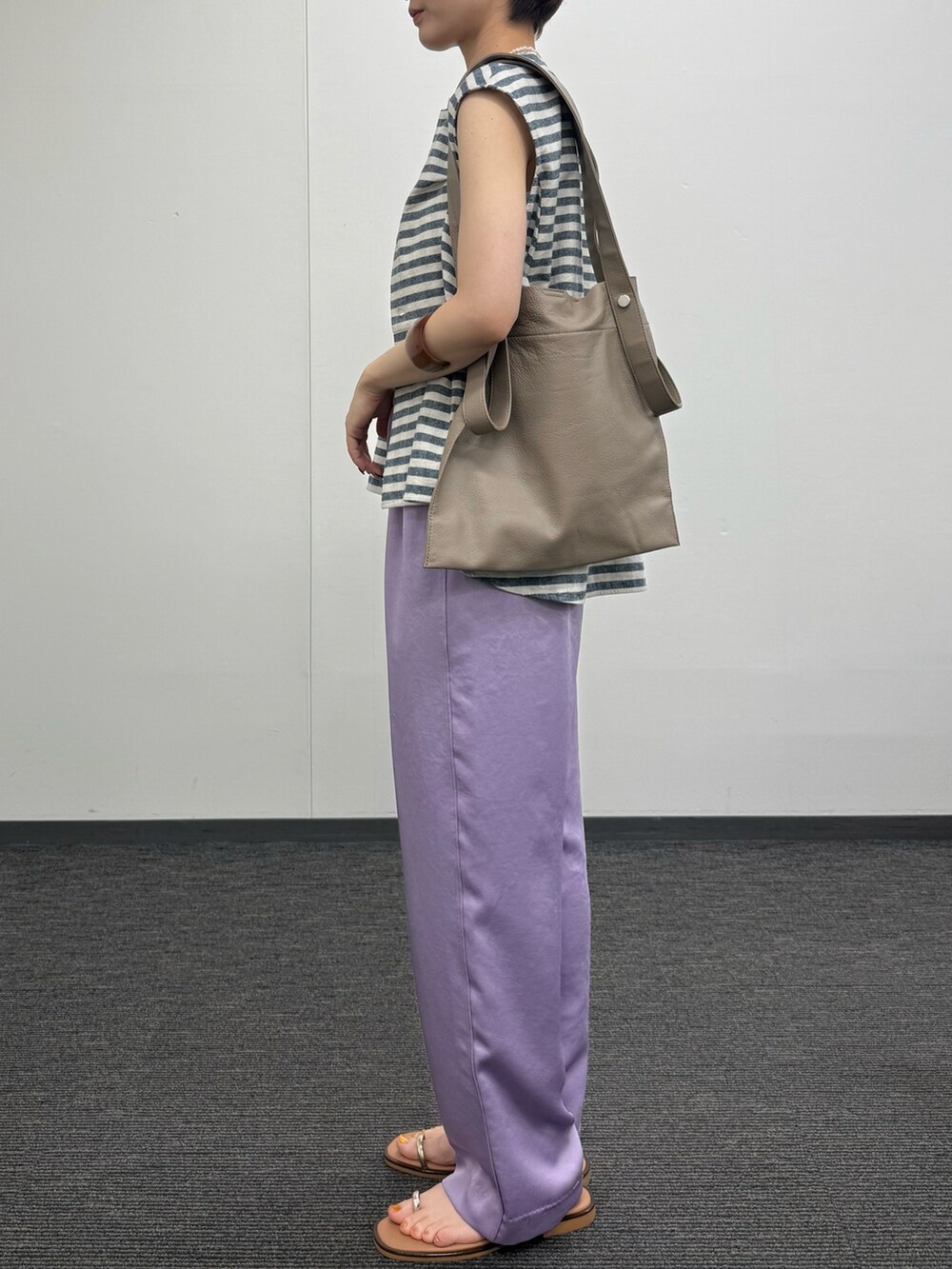 ブルー系のシャツ/ブラウス、ベージュ系のトートバッグ、グリーン系のその他パンツを着用したレディースの夏コーディネートの4枚目の写真