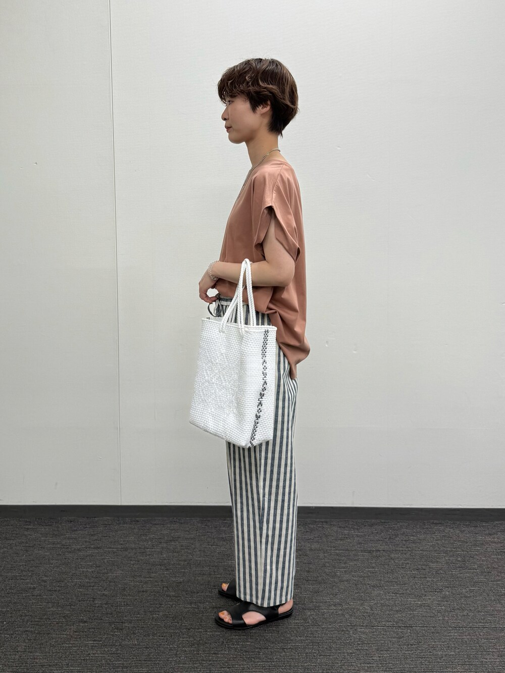 ピンク系のTシャツ/カットソー、ブラック系のその他パンツ、ブラック系のサンダルを着用したレディースの夏コーディネートの2枚目の写真