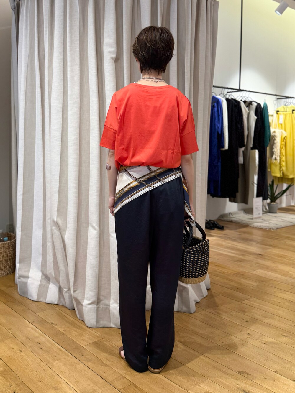 ホワイト系のTシャツ/カットソー、ブルー系のその他パンツ、ブラック系のかごバッグを着用したレディースの夏コーディネートの3枚目の写真