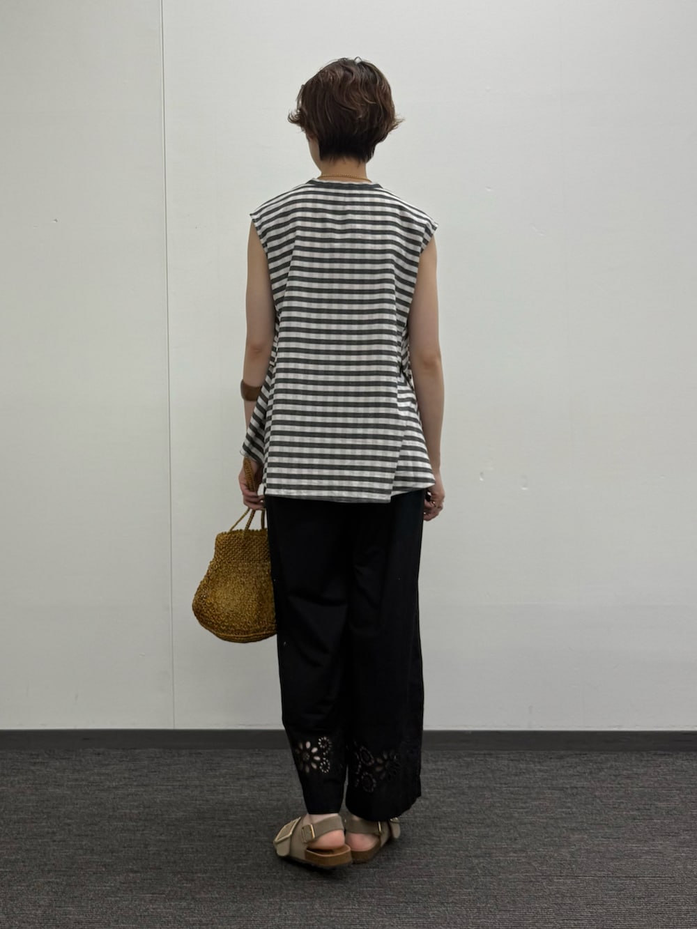 ブラック系のシャツ/ブラウス、ブラック系のその他パンツ、その他のかごバッグを着用したレディースの夏コーディネートの3枚目の写真