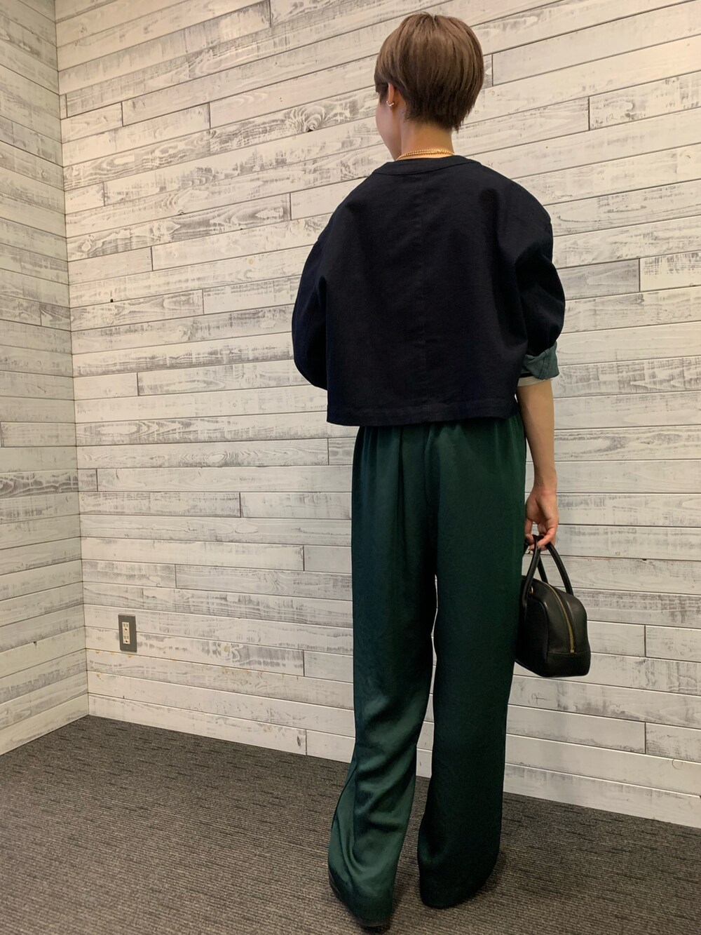 ブラック系のTシャツ/カットソー、グリーン系のその他パンツ、ブルー系のノーカラージャケットを着用したレディースの秋コーディネートの2枚目の写真