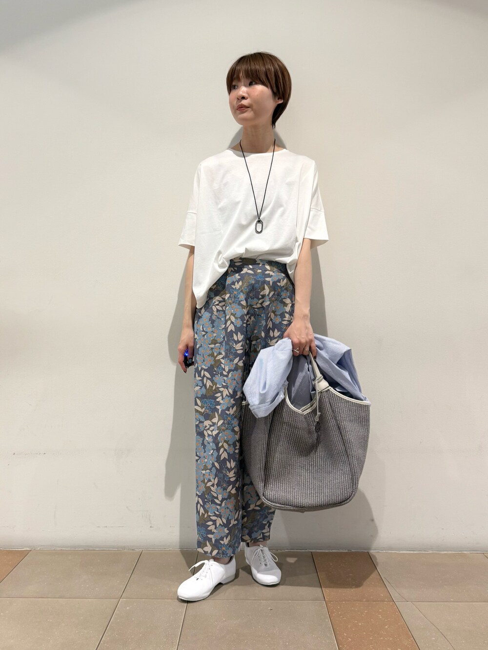 ブルー系のシャツ/ブラウス、ホワイト系のTシャツ/カットソー、ブルー系のその他パンツを着用したレディースの春コーディネートの3枚目の写真