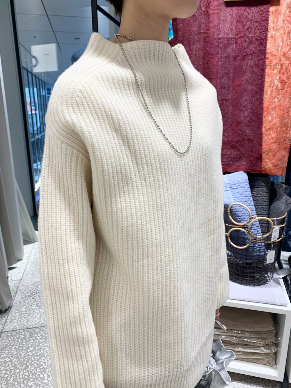 ホワイト系のニット/セーター、ブラック系のその他パンツ、シルバー系のショルダーバッグを着用したレディースの冬コーディネートの3枚目の写真