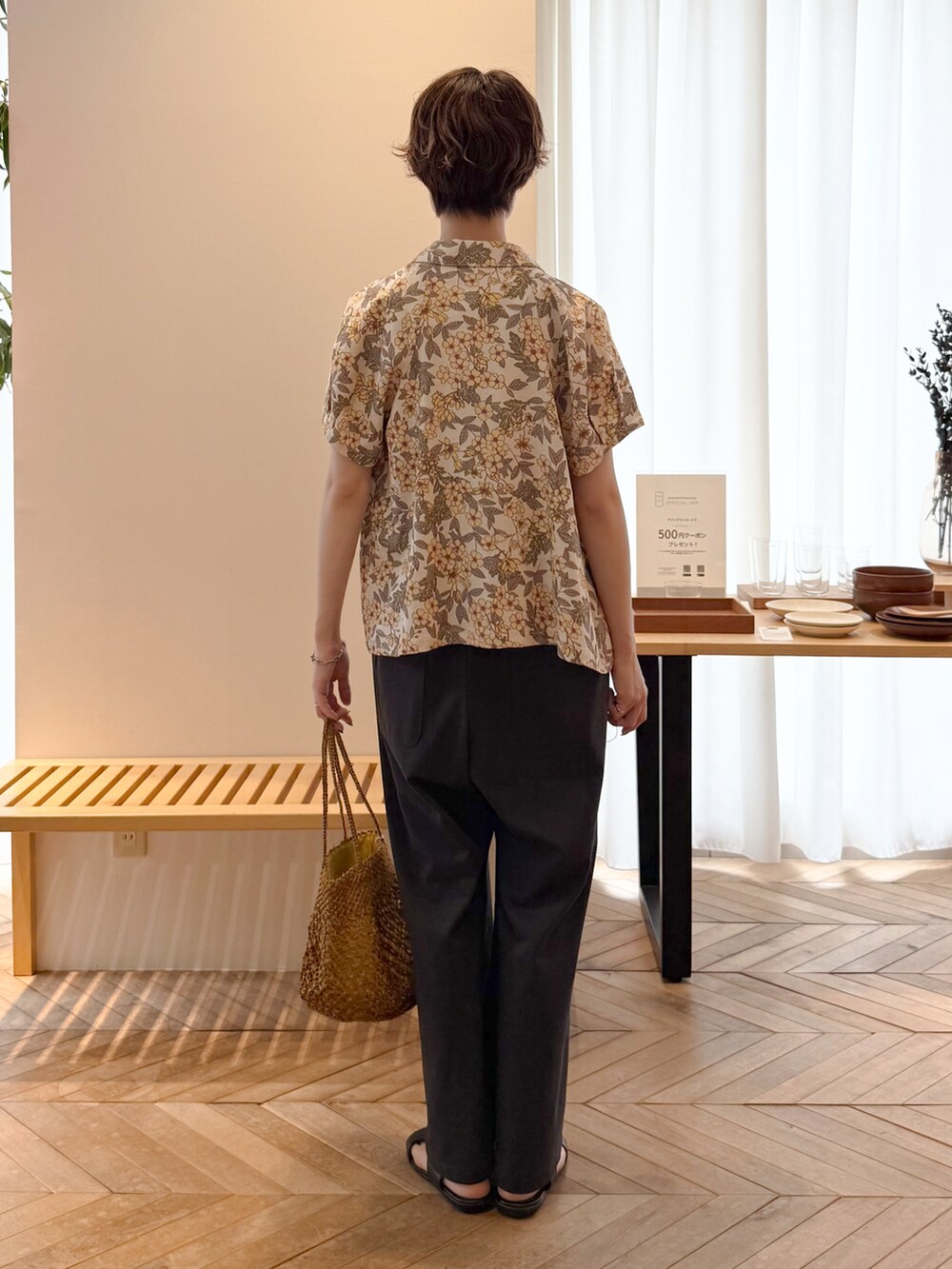 イエロー系のシャツ/ブラウス、グレー系のサロペット/オーバーオール、その他のかごバッグを着用したレディースの夏コーディネートの3枚目の写真