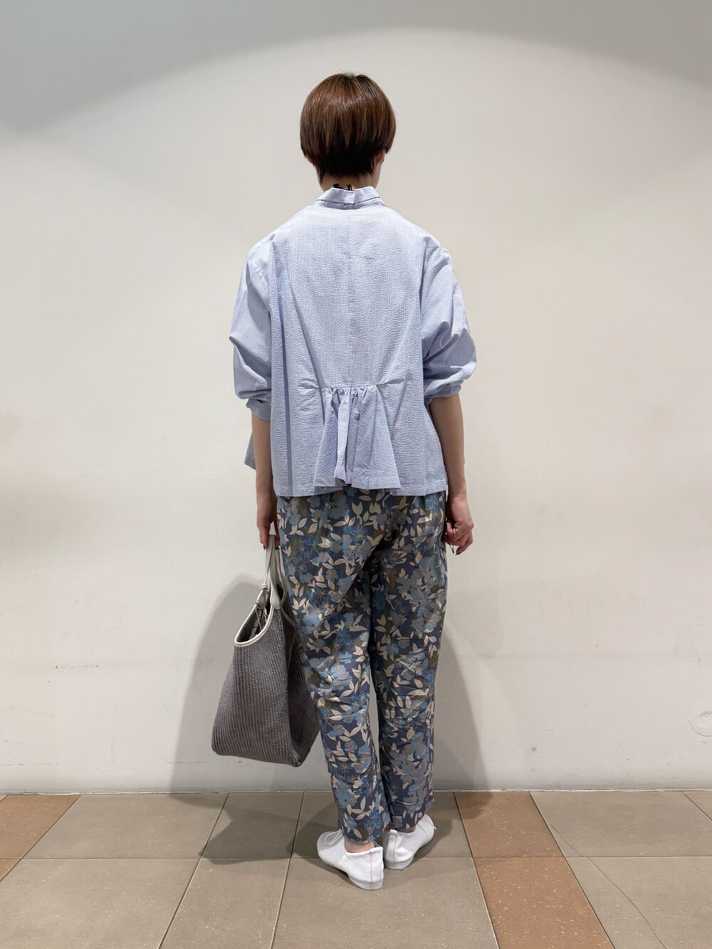 ブルー系のシャツ/ブラウス、ホワイト系のTシャツ/カットソー、ブルー系のその他パンツを着用したレディースの春コーディネートの2枚目の写真