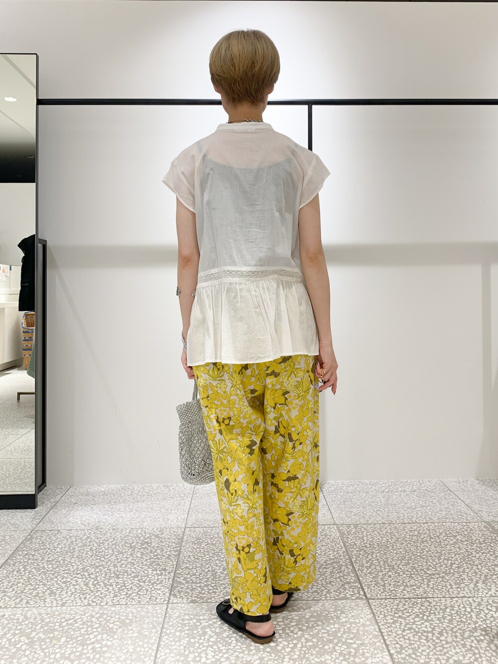 ブラック系のシャツ/ブラウス、ブラック系のその他パンツ、シルバー系のかごバッグを着用したレディースの夏コーディネートの2枚目の写真