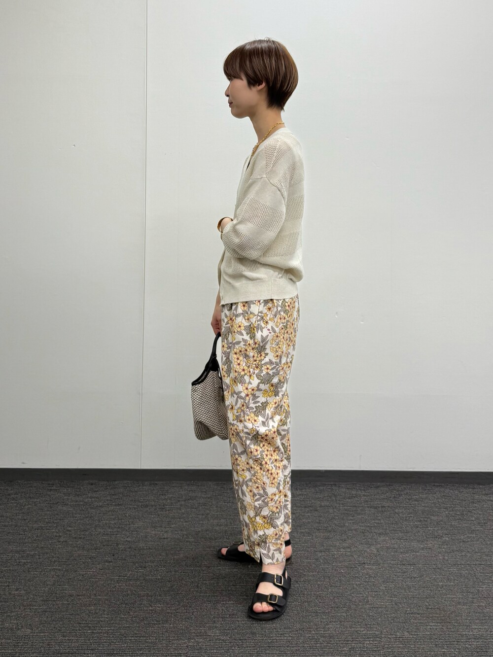 ホワイト系のカーディガン/ボレロ、ホワイト系のタンクトップ、イエロー系のその他パンツを着用したレディースの春コーディネートの2枚目の写真