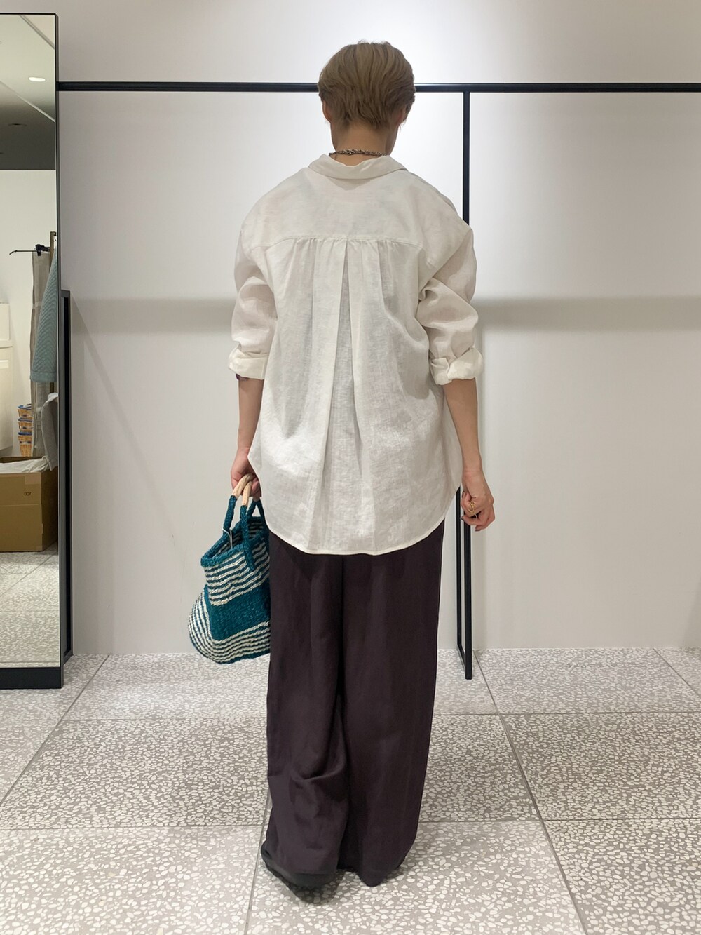 ホワイト系のタンクトップ、グレー系のサロペット/オーバーオール、グリーン系のかごバッグを着用したレディースの夏コーディネートの2枚目の写真