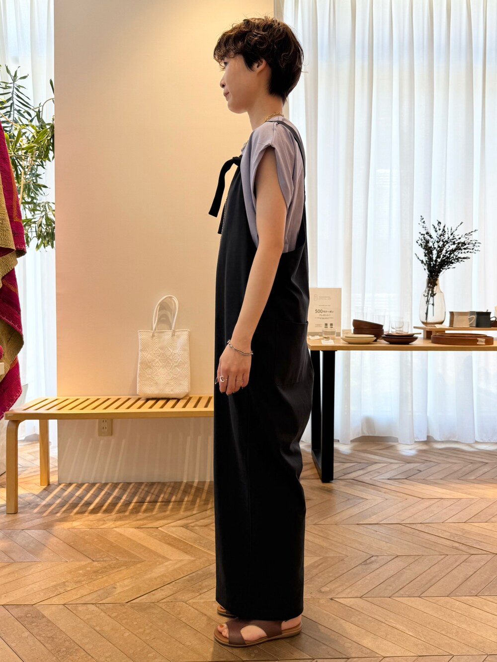 パープル系のTシャツ/カットソー、グレー系のサロペット/オーバーオール、ブラック系のサンダルを着用したレディースの夏コーディネートの2枚目の写真