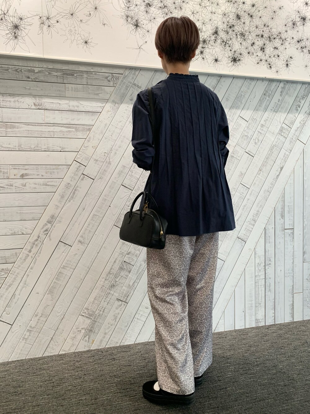 ブルー系のシャツ/ブラウス、ブラック系のその他パンツ、ブラック系のその他シューズを着用したレディースの秋コーディネートの2枚目の写真