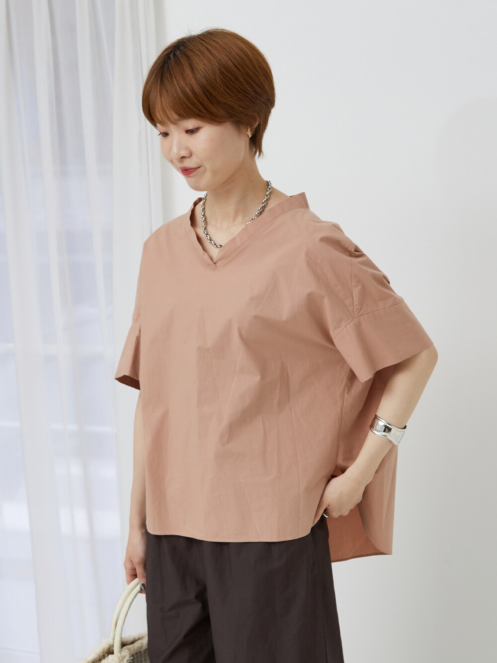 ピンク系のシャツ/ブラウス、ホワイト系のかごバッグ、ブラック系のその他パンツを着用したレディースの夏コーディネートの3枚目の写真