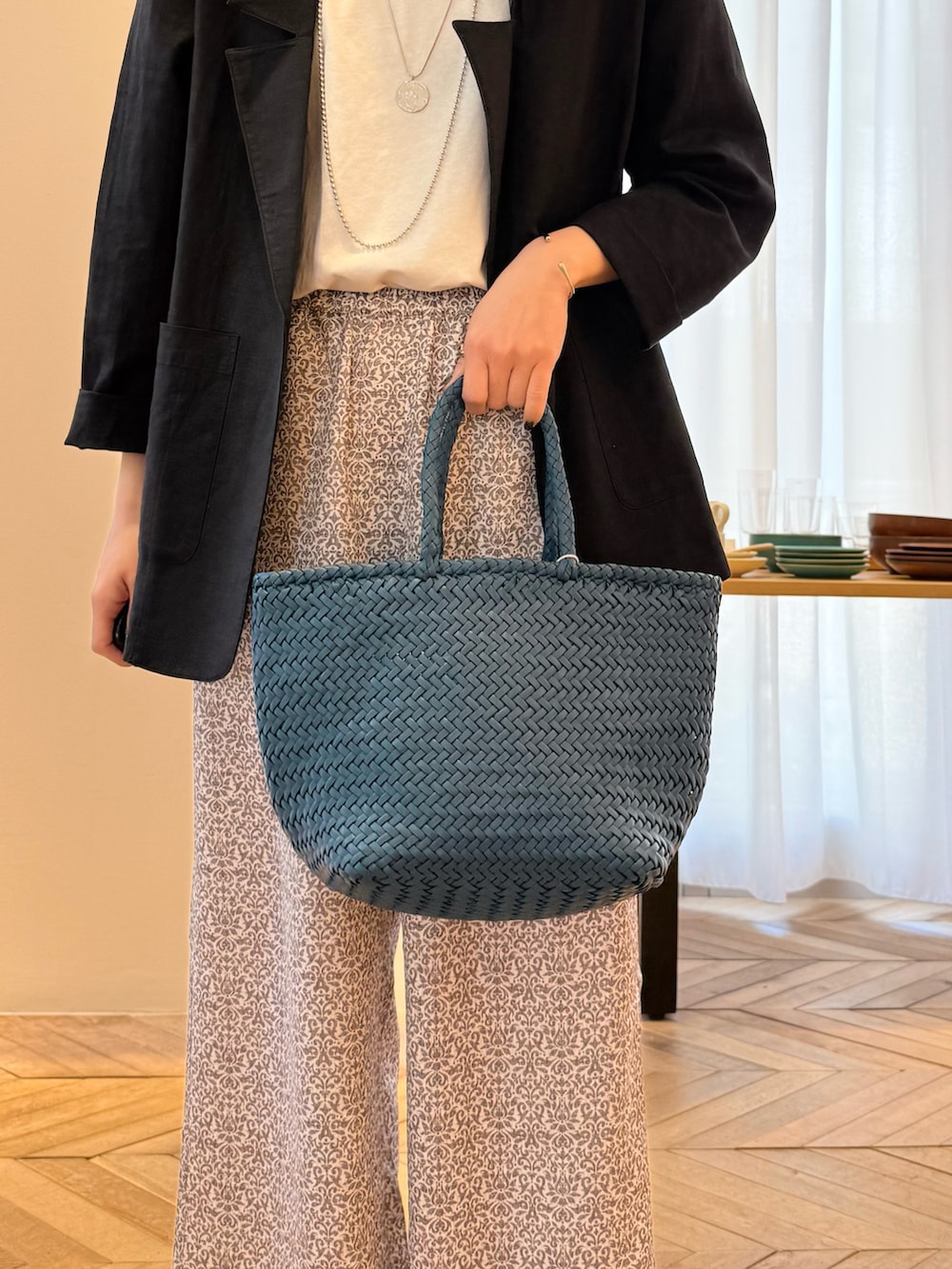 ブラック系のテーラードジャケット、ブラック系のその他パンツ、ブルー系のトートバッグを着用したレディースの夏コーディネートの3枚目の写真