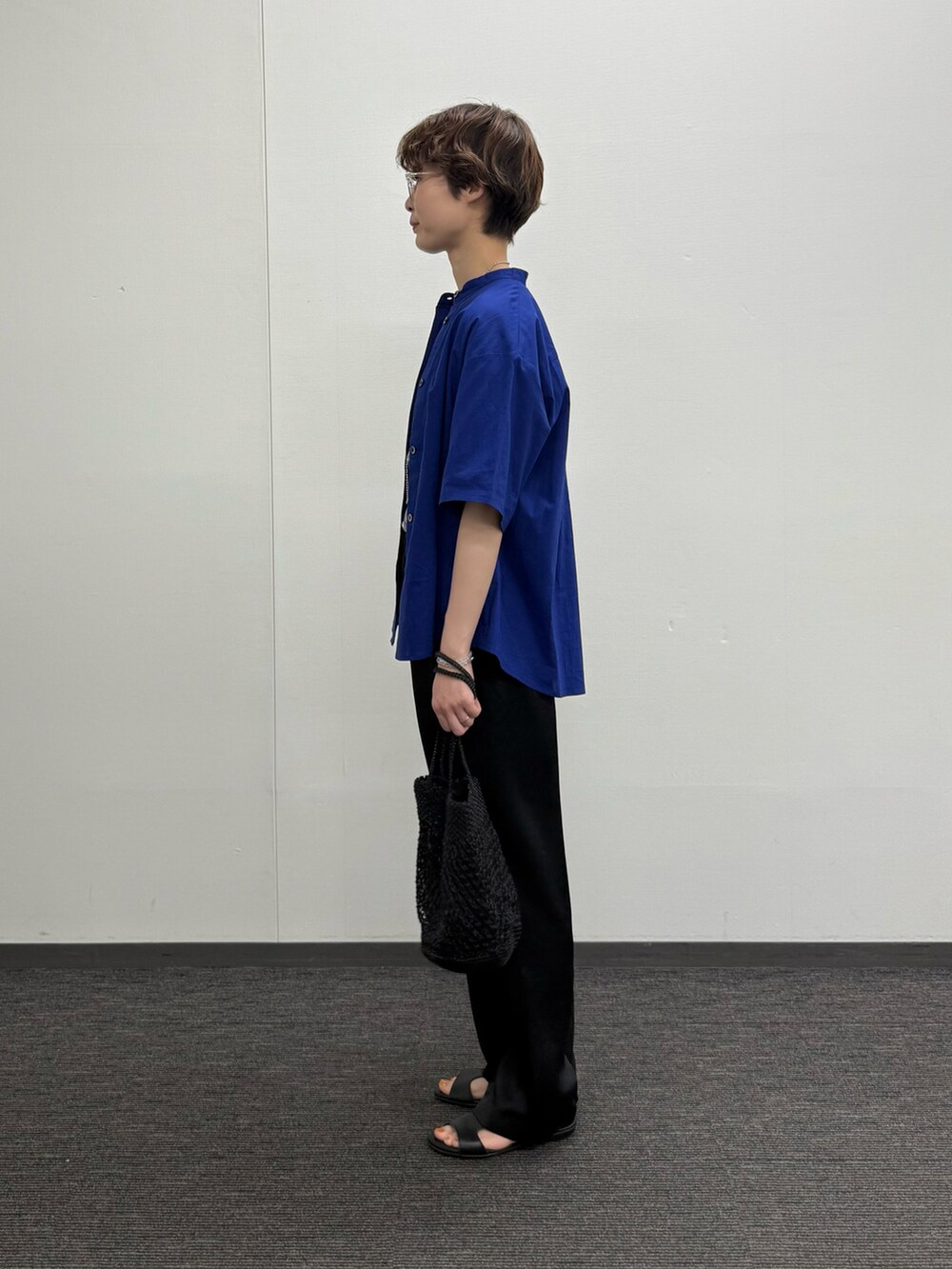 ブルー系のシャツ/ブラウス、ブラック系のその他パンツ、ブラック系のかごバッグを着用したレディースの夏コーディネートの2枚目の写真