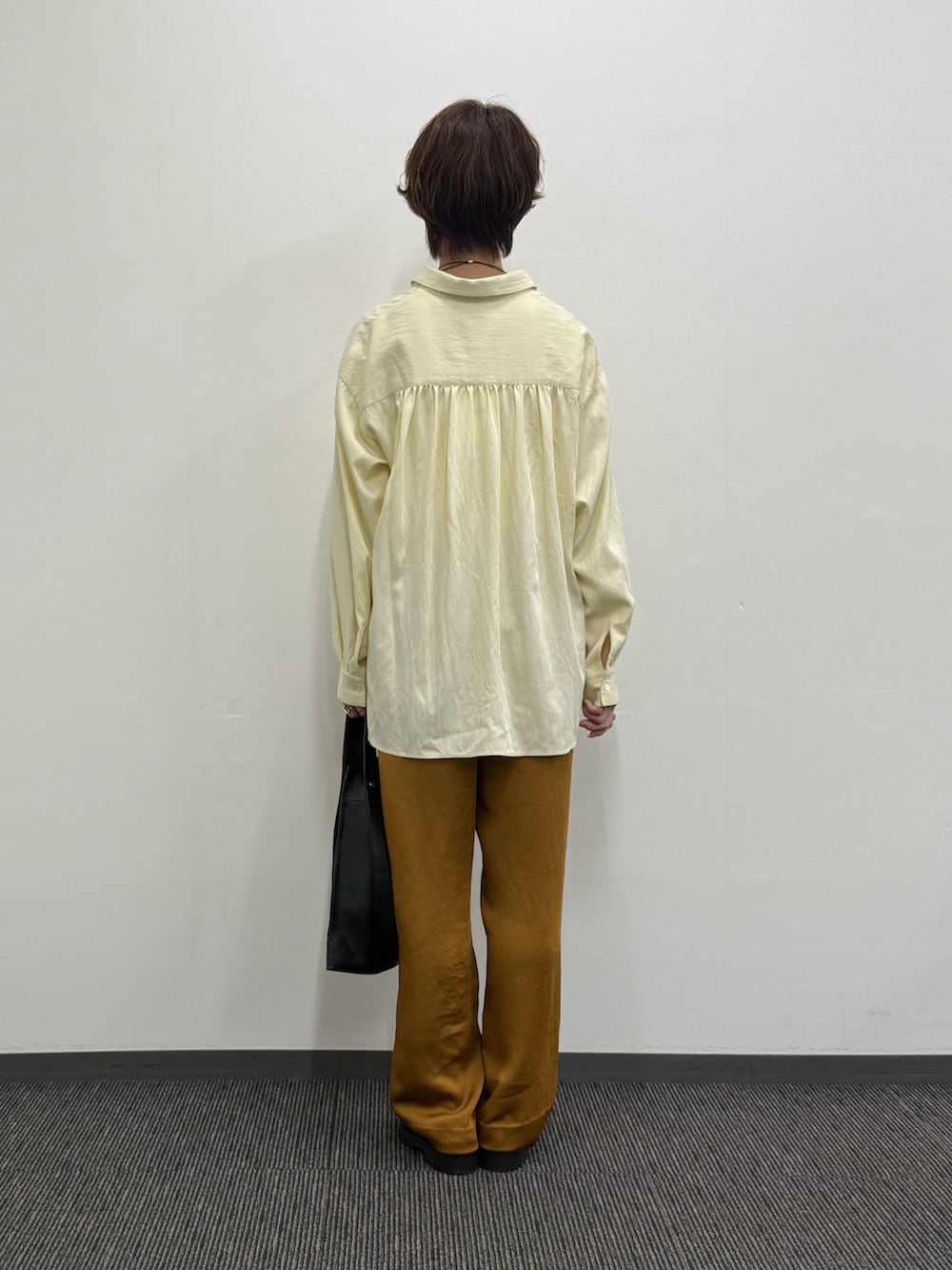 「秋服準備はじめました、骨格ナチュラル、ブラウス、ローファー、高身長女子、秋服、イエロー、ブラウン」｜「collexのフロント切替バックギャザーシャツ（シャツ/ブラウス、イエロー系）」を使った、natsumiさん（骨格ナチュラル・レディース・166cm）の夏コーディネートの3枚目の写真