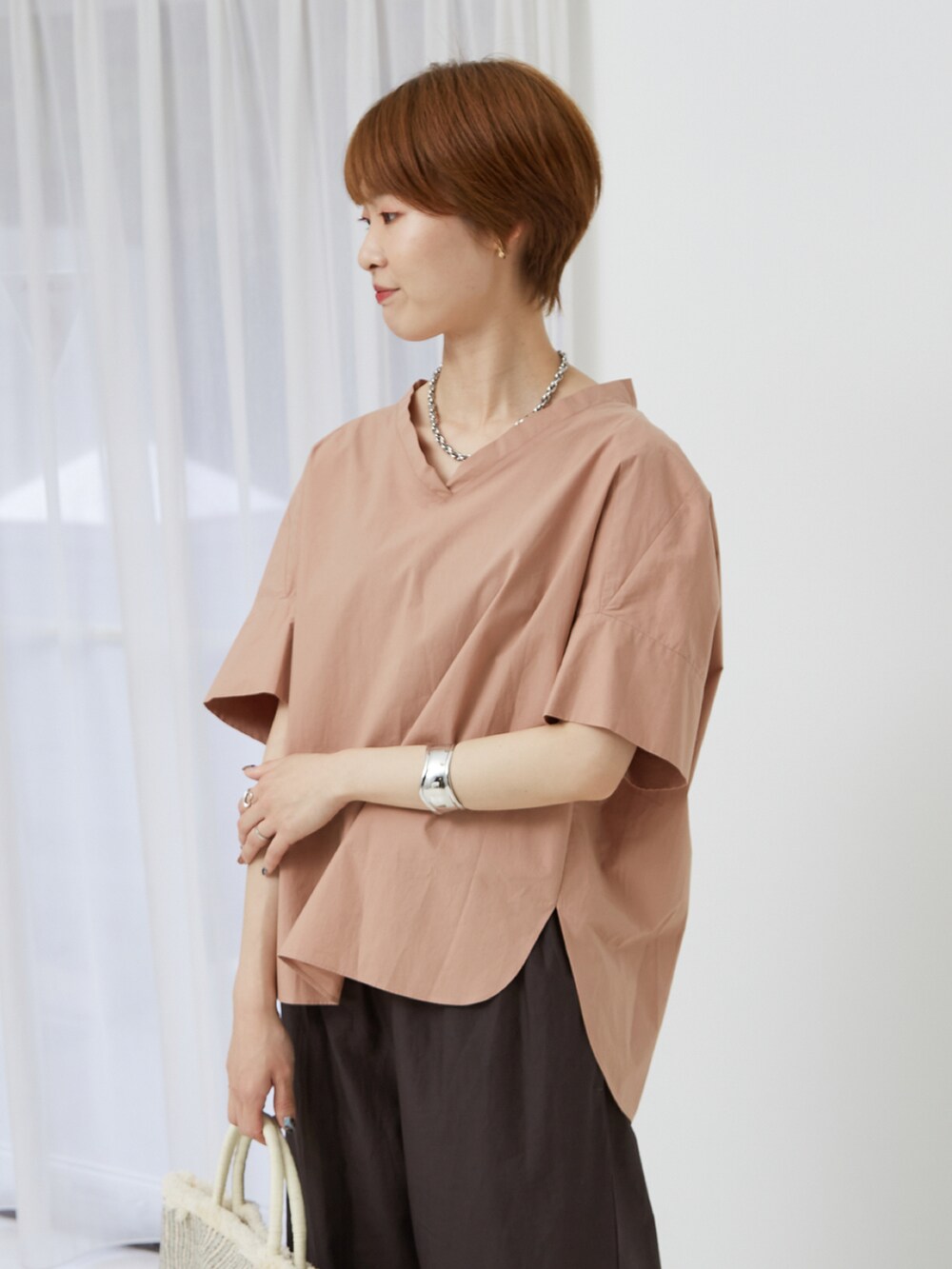 ピンク系のシャツ/ブラウス、ホワイト系のかごバッグ、ブラック系のその他パンツを着用したレディースの夏コーディネートの2枚目の写真