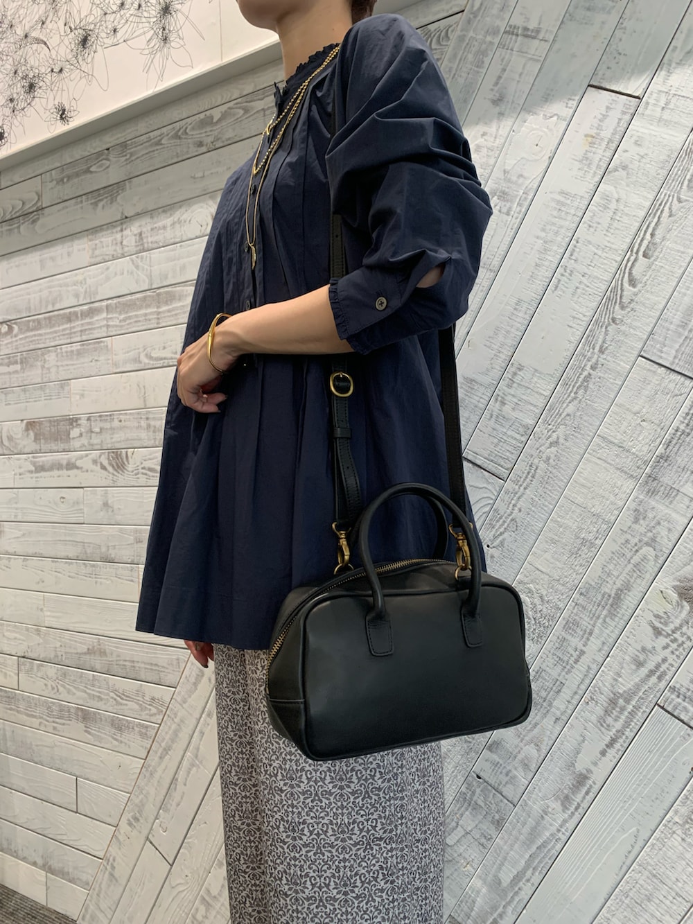 ブルー系のシャツ/ブラウス、ブラック系のその他パンツ、ブラック系のその他シューズを着用したレディースの秋コーディネートの3枚目の写真