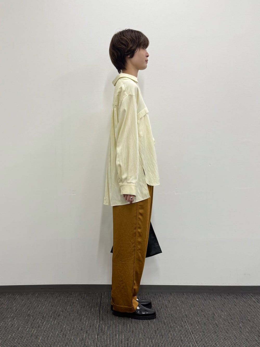 「秋服準備はじめました、骨格ナチュラル、ブラウス、ローファー、高身長女子、秋服、イエロー、ブラウン」｜「collexのフロント切替バックギャザーシャツ（シャツ/ブラウス、イエロー系）」を使った、natsumiさん（骨格ナチュラル・レディース・166cm）の夏コーディネートの4枚目の写真