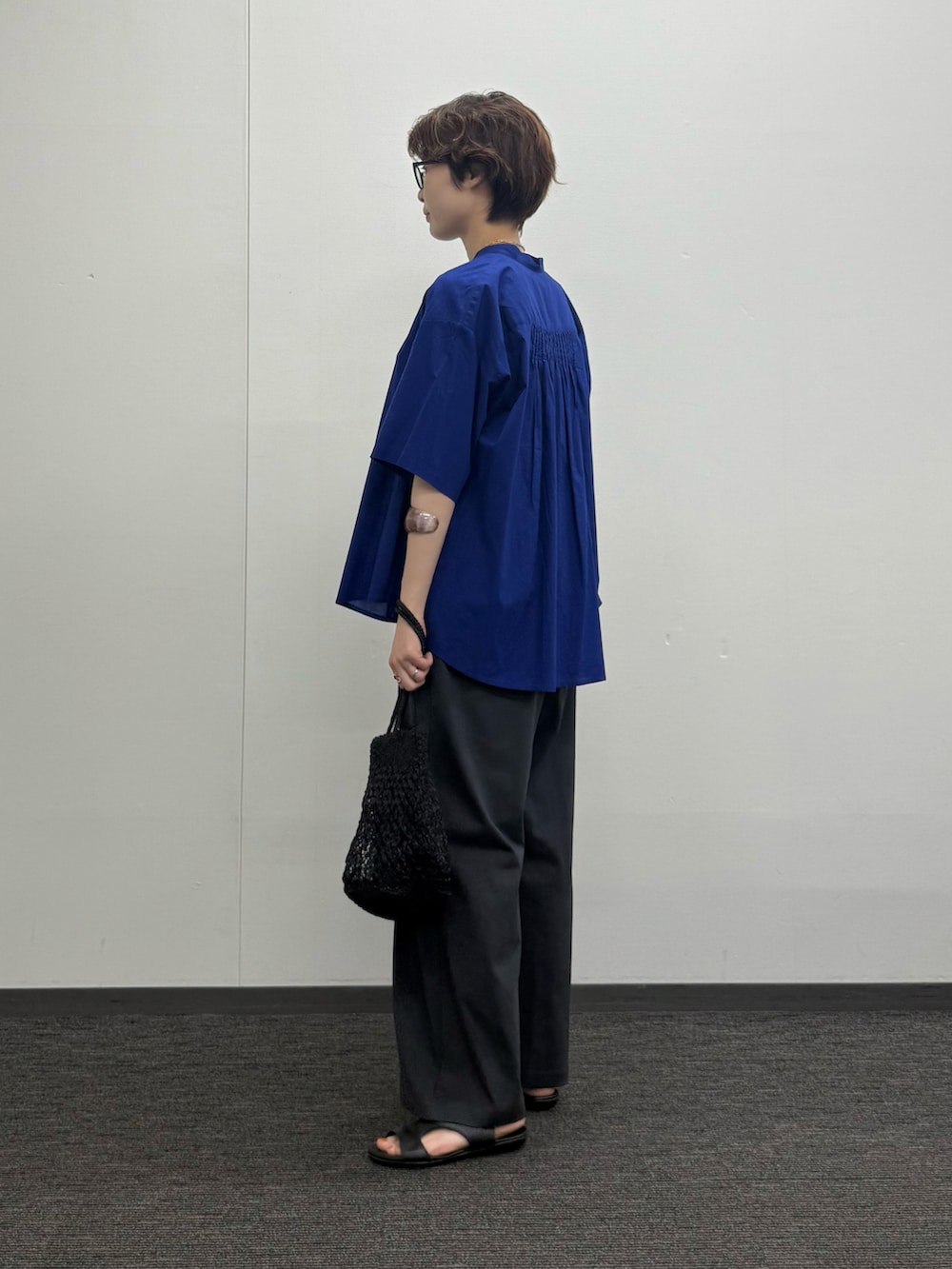 ブルー系のシャツ/ブラウス、グレー系のサロペット/オーバーオール、ブラック系のかごバッグを着用したレディースの夏コーディネートの2枚目の写真