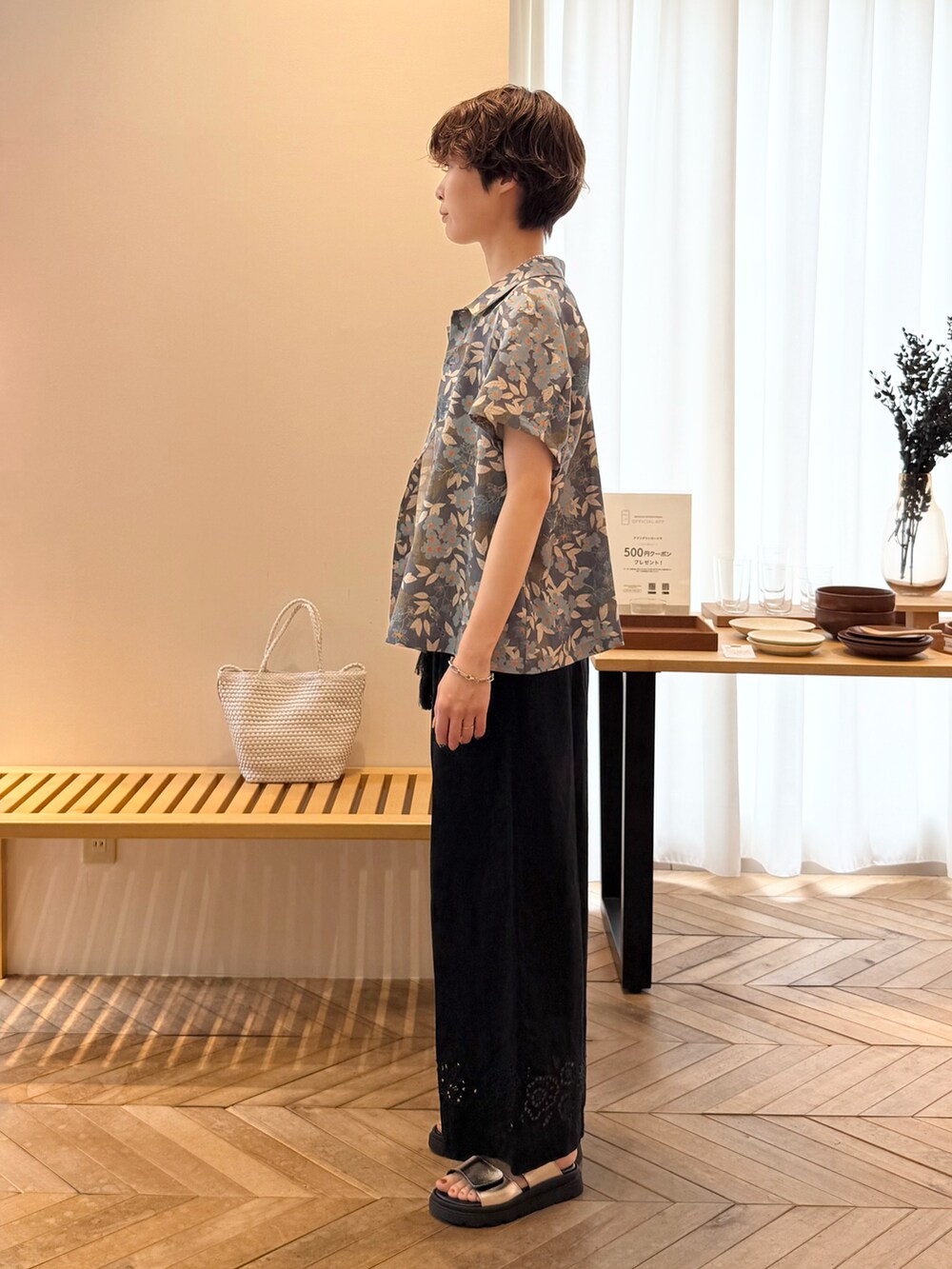 ブルー系のシャツ/ブラウス、ブラック系のその他パンツ、ホワイト系のトートバッグを着用したレディースの夏コーディネートの2枚目の写真