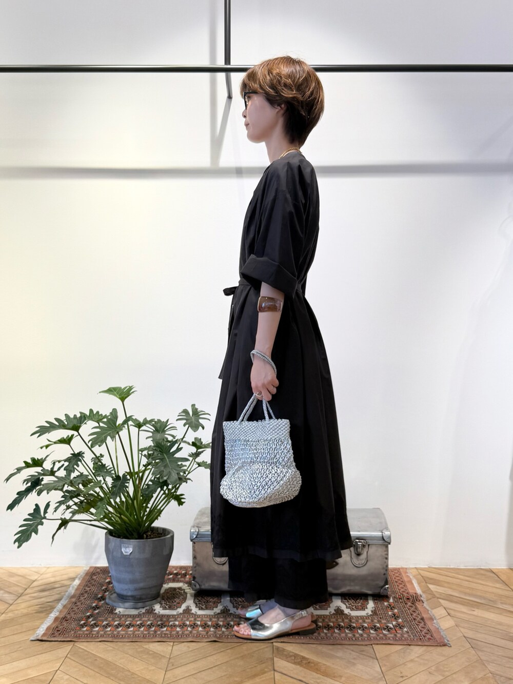 ブラック系のワンピース、ブラック系のその他パンツ、シルバー系のかごバッグを着用したレディースの夏コーディネートの2枚目の写真