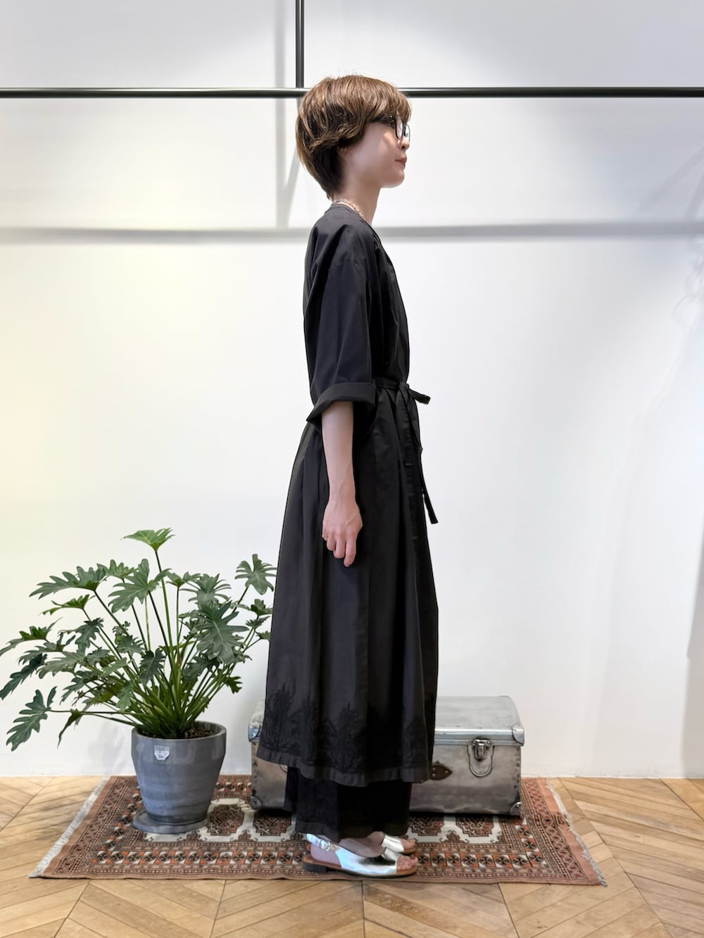 ブラック系のワンピース、ブラック系のその他パンツ、シルバー系のかごバッグを着用したレディースの夏コーディネートの4枚目の写真