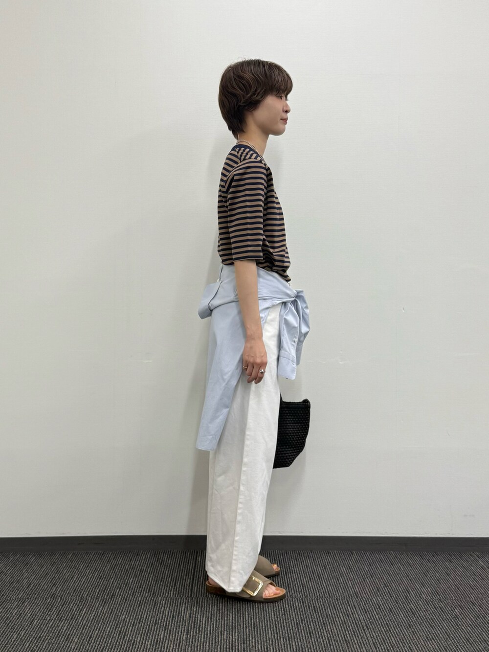 ベージュ系のTシャツ/カットソー、ブルー系のシャツ/ブラウス、ホワイト系のデニムパンツを着用したレディースの夏コーディネートの4枚目の写真