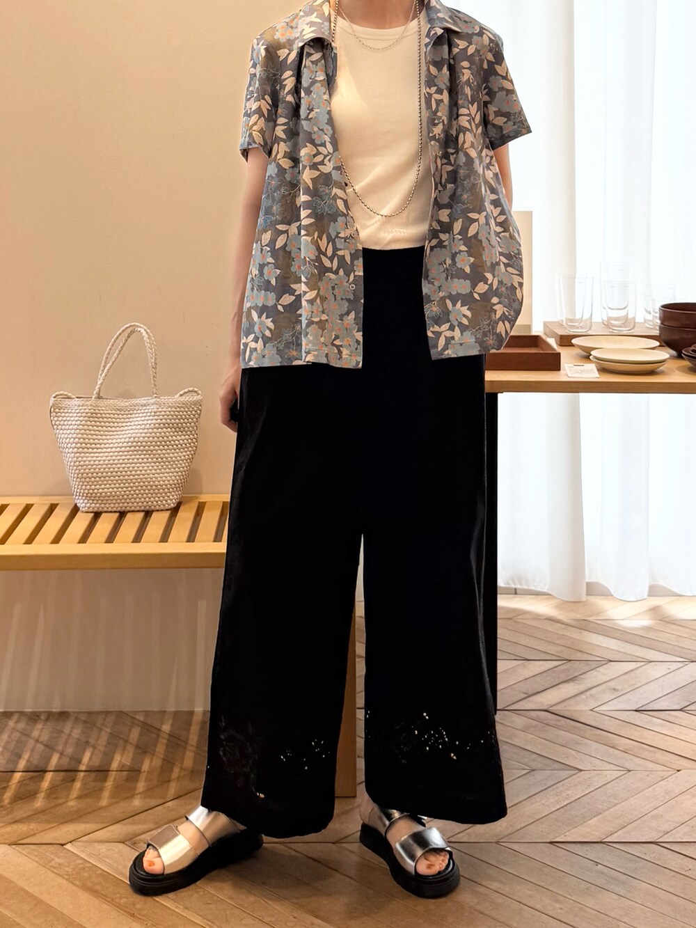 ブルー系のシャツ/ブラウス、ブラック系のその他パンツ、ホワイト系のトートバッグを着用したレディースの夏コーディネートの3枚目の写真