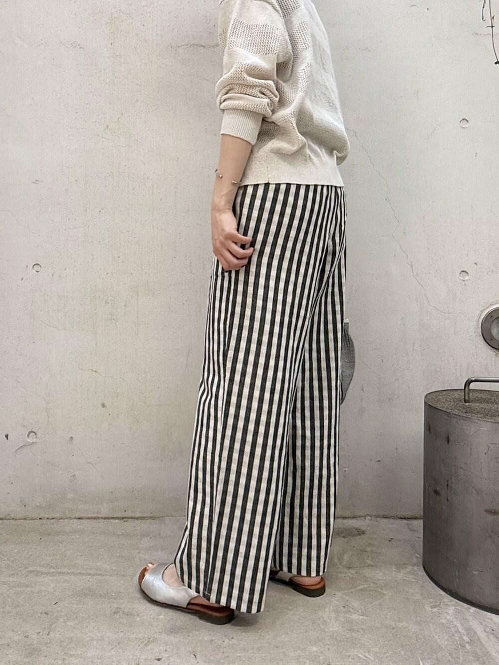 ホワイト系のカーディガン/ボレロ、ブラック系のその他パンツ、シルバー系のサンダルを着用したレディースの夏コーディネートの3枚目の写真