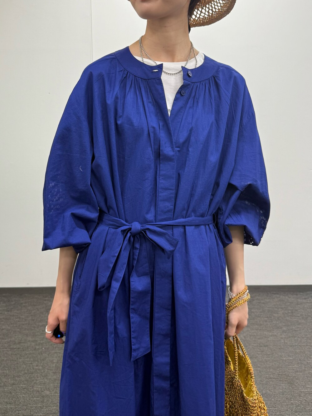 ホワイト系のTシャツ/カットソー、ブルー系のワンピース、その他のかごバッグを着用したレディースの夏コーディネートの4枚目の写真