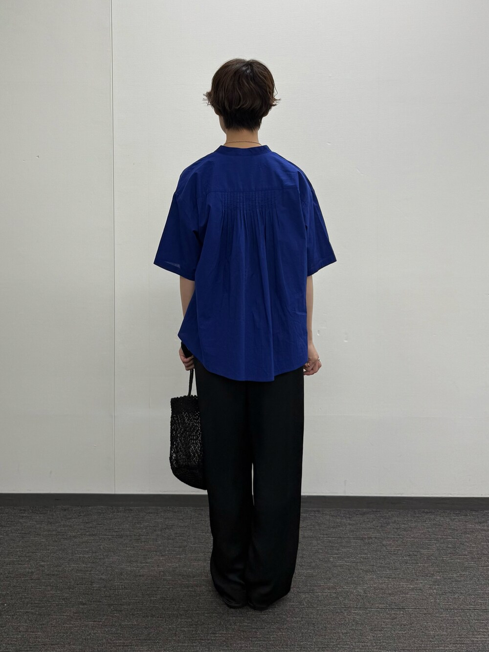 ブルー系のシャツ/ブラウス、ブラック系のその他パンツ、ブラック系のかごバッグを着用したレディースの夏コーディネートの3枚目の写真