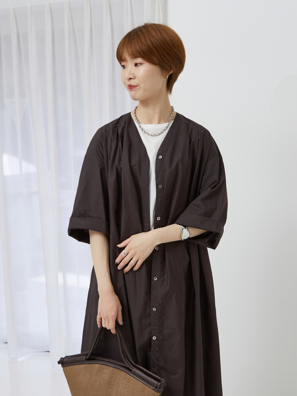 イエロー系のTシャツ/カットソー、イエロー系のその他パンツ、ブラック系のワンピースを着用したレディースの夏コーディネートの2枚目の写真