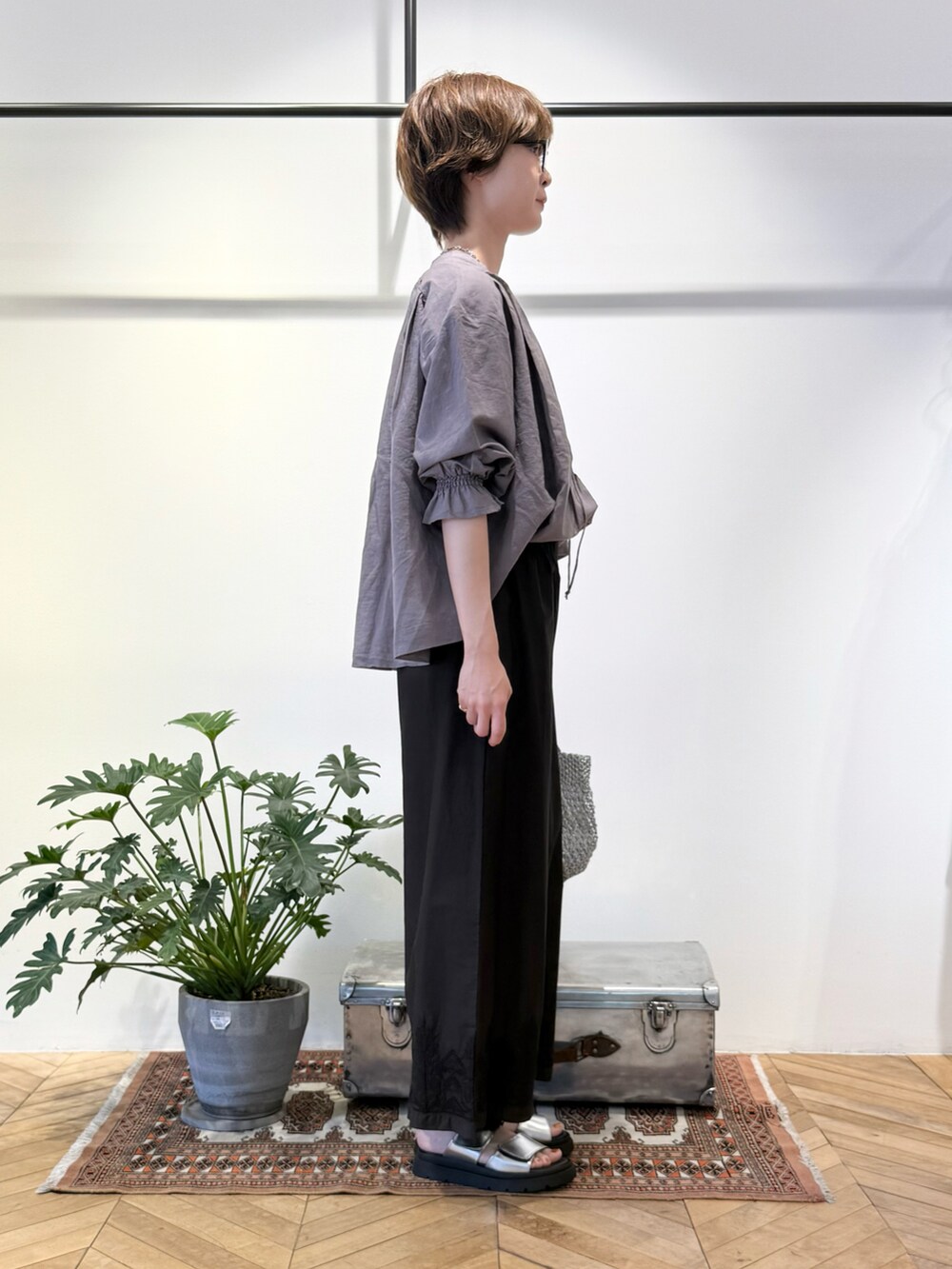グレー系のシャツ/ブラウス、ブラック系のその他パンツ、シルバー系のかごバッグを着用したレディースの夏コーディネートの4枚目の写真