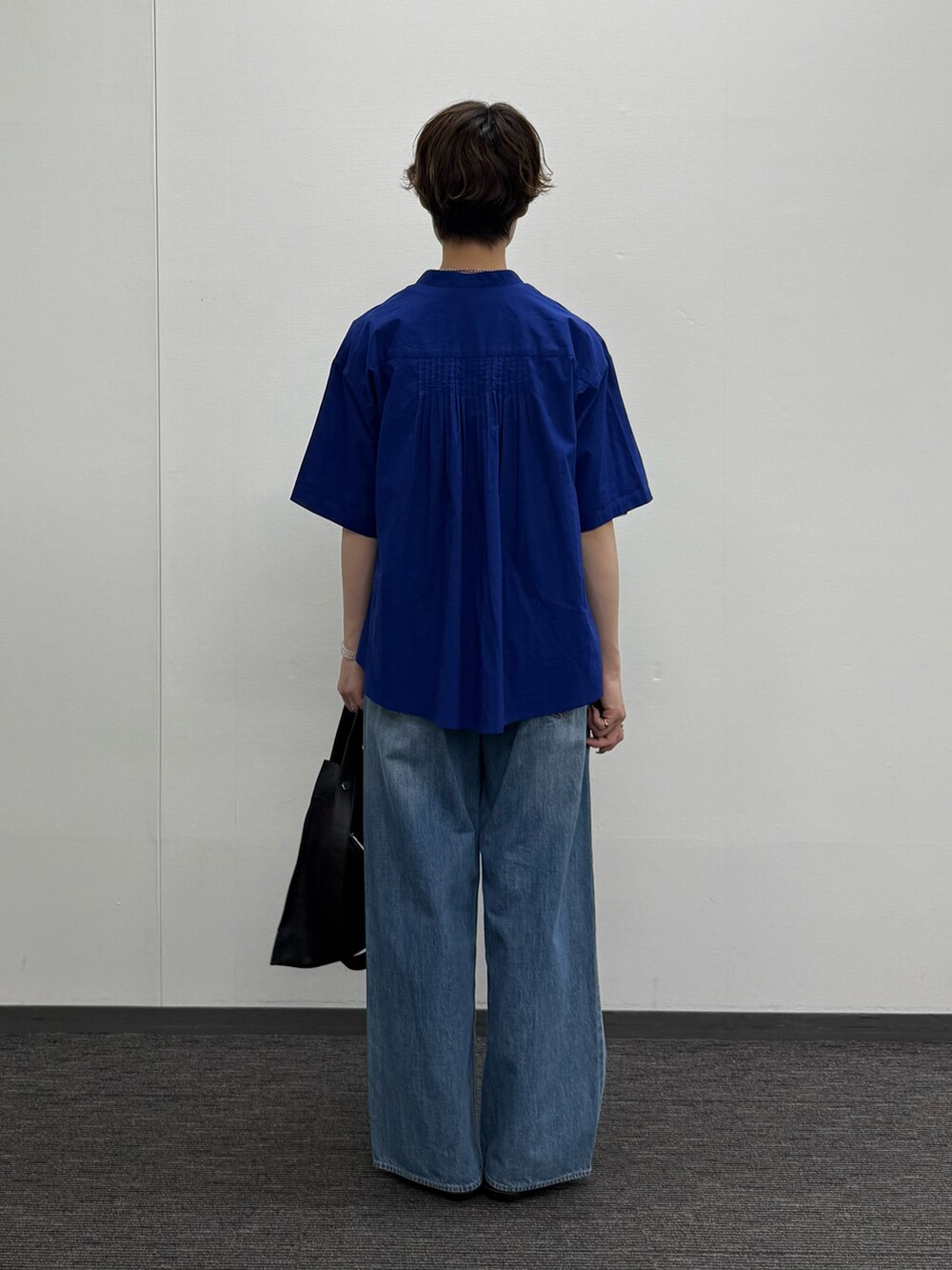 ブラック系のTシャツ/カットソー、ブルー系のシャツ/ブラウス、ブルー系のデニムパンツを着用したレディースの夏コーディネートの3枚目の写真