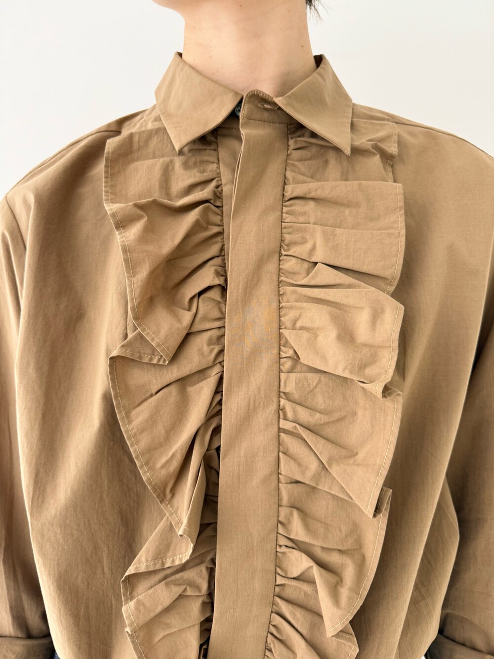 ブラウン系のシャツ/ブラウス、ブルー系のデニムパンツ、グレー系のかごバッグを着用したレディースの春コーディネートの4枚目の写真