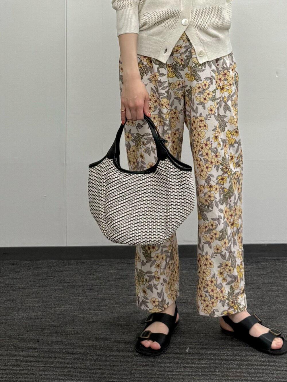 ホワイト系のカーディガン/ボレロ、ホワイト系のタンクトップ、イエロー系のその他パンツを着用したレディースの春コーディネートの4枚目の写真