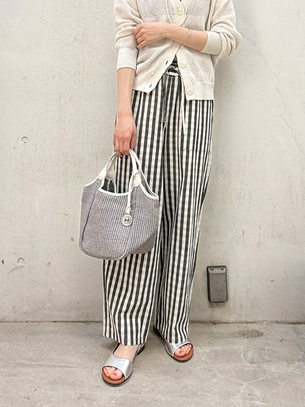 ホワイト系のカーディガン/ボレロ、ブラック系のその他パンツ、シルバー系のサンダルを着用したレディースの夏コーディネートの4枚目の写真