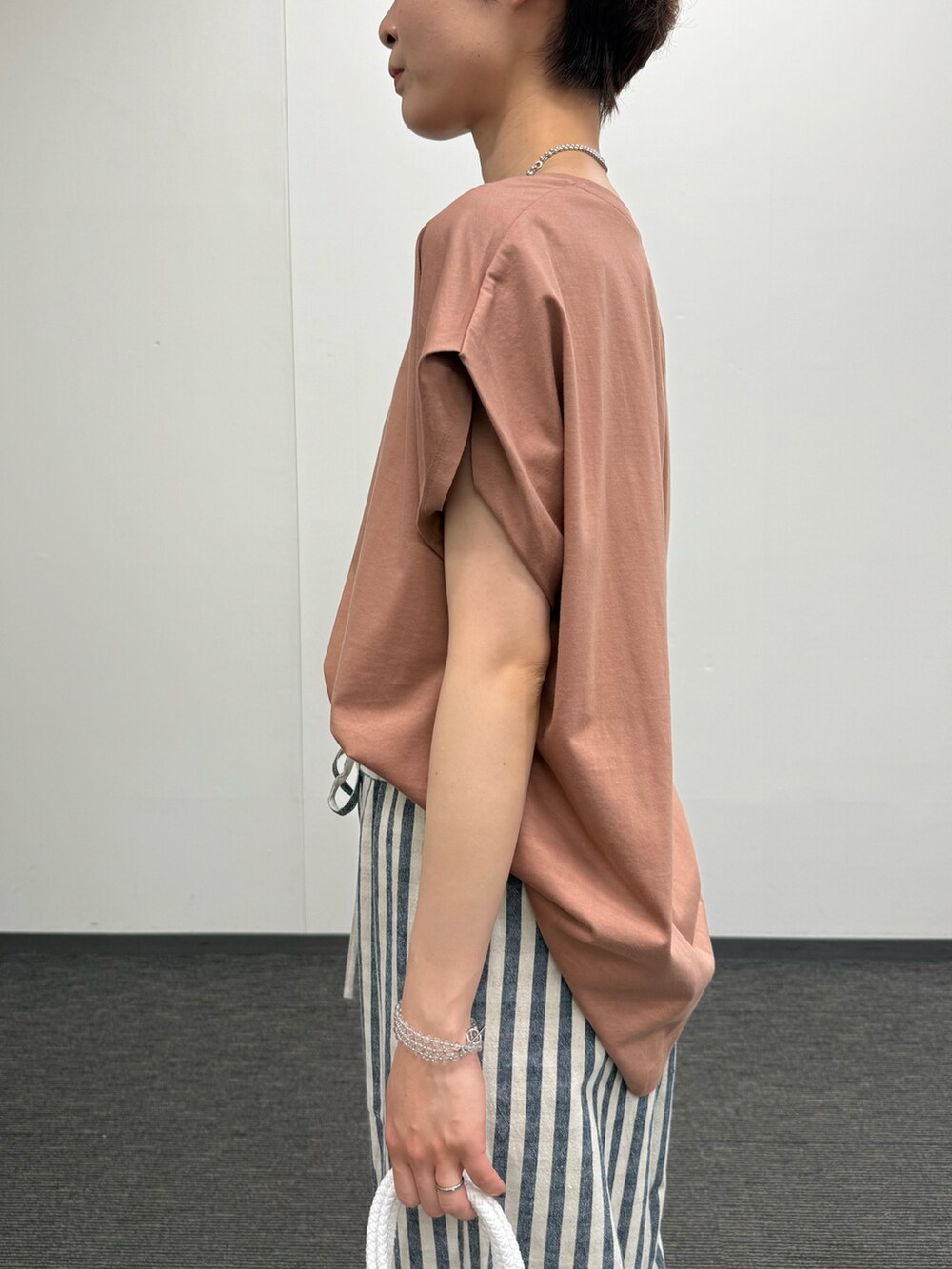 ピンク系のTシャツ/カットソー、ブラック系のその他パンツ、ブラック系のサンダルを着用したレディースの夏コーディネートの4枚目の写真