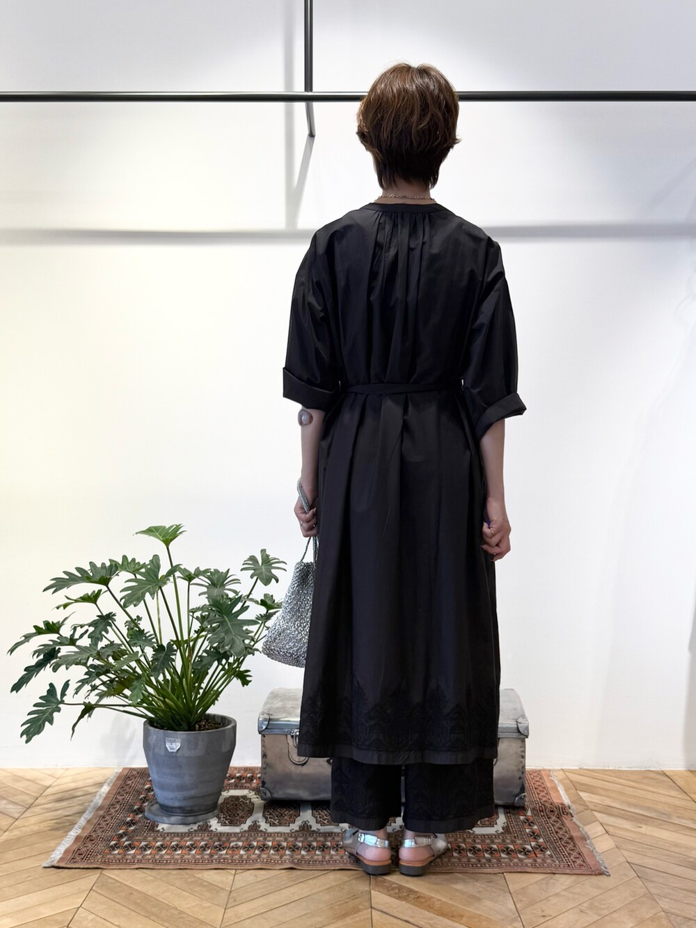 ブラック系のワンピース、ブラック系のその他パンツ、シルバー系のかごバッグを着用したレディースの夏コーディネートの3枚目の写真