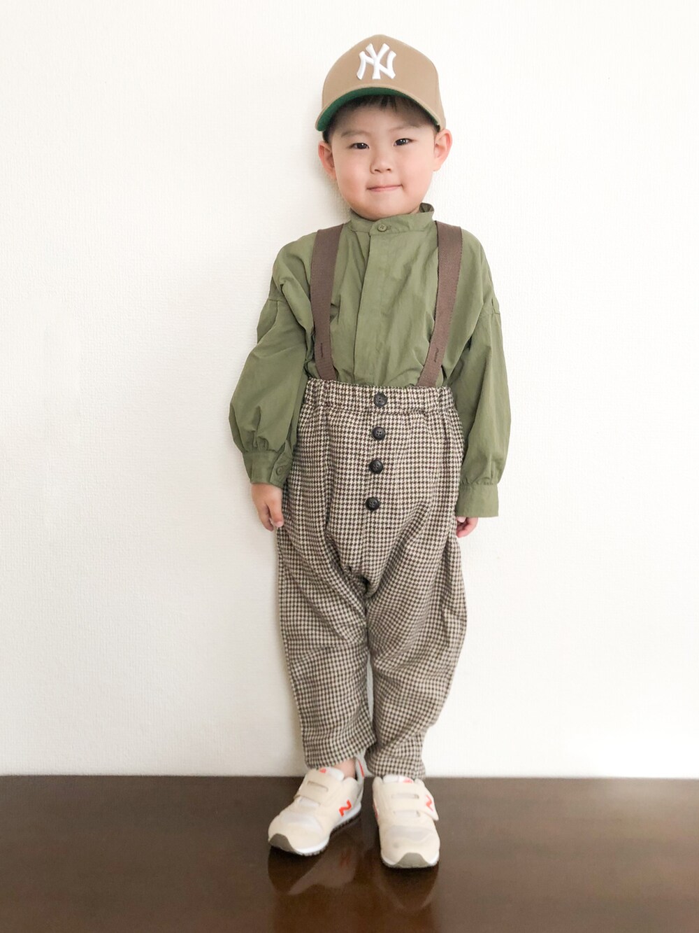 グリーン系のシャツ/ブラウス、ベージュ系のサロペット/オーバーオール、ベージュ系のスニーカーを着用したキッズの冬コーディネートの2枚目の写真