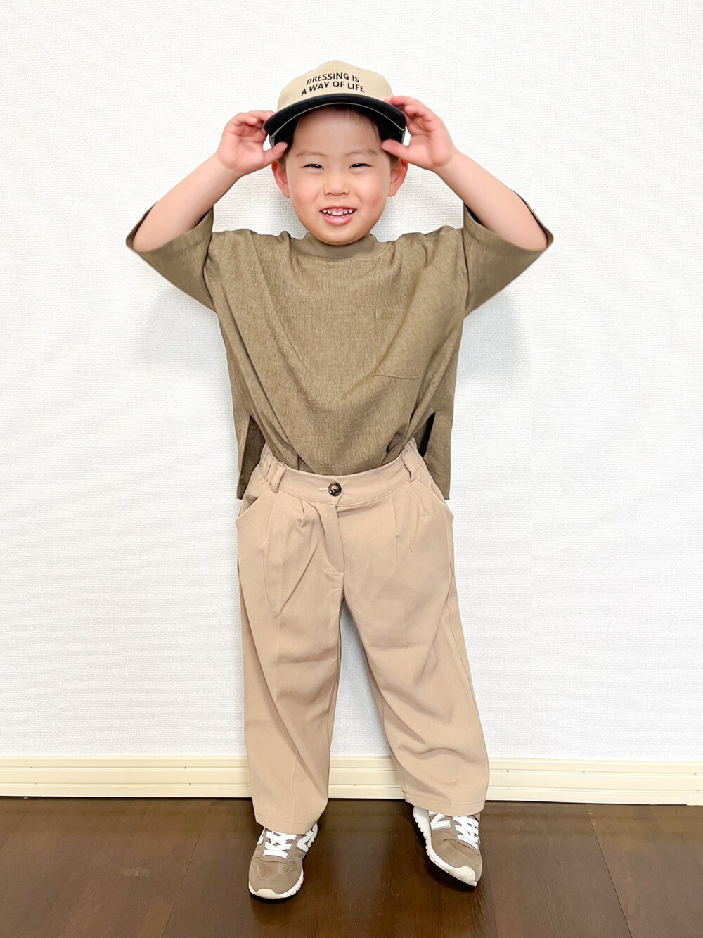 「キッズファッション、キッズコーデ、男の子、春コーデ、デートコーデ、ワントーンコーデ、ベージュ、カジュアルコーデ、キャップ、スラックス、スニーカー、ニューバランス」｜「Birthdayのアイテム（キャップ、ベージュ系）」を使った、akishiさん（キッズ・110cm）の春コーディネートの2枚目の写真