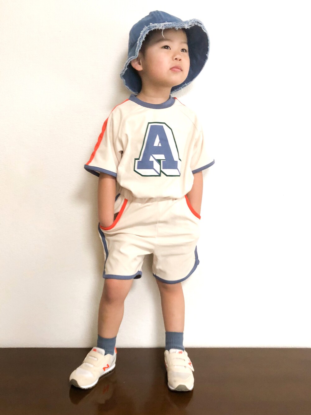 ホワイト系のTシャツ/カットソー、ホワイト系のその他パンツ、ベージュ系のスニーカーを着用したキッズの春コーディネートの2枚目の写真