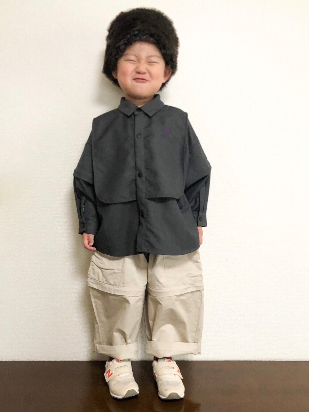 グレー系のシャツ/ブラウス、ホワイト系のパンツ、ベージュ系のスニーカーを着用したキッズの冬コーディネートの2枚目の写真