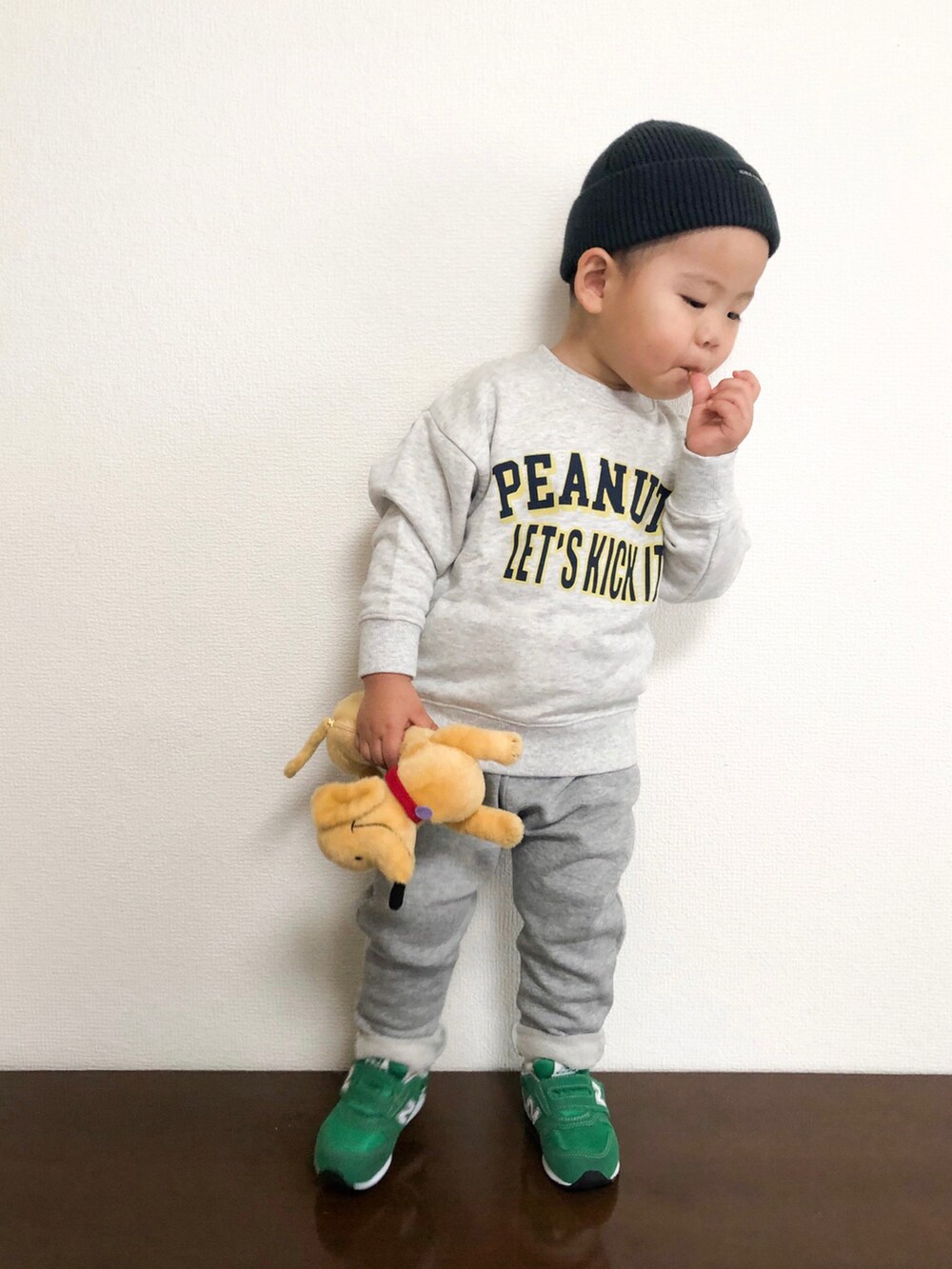 ホワイト系のTシャツ/カットソー、グレー系のその他パンツ、グリーン系のスニーカーを着用したキッズの秋コーディネートの2枚目の写真