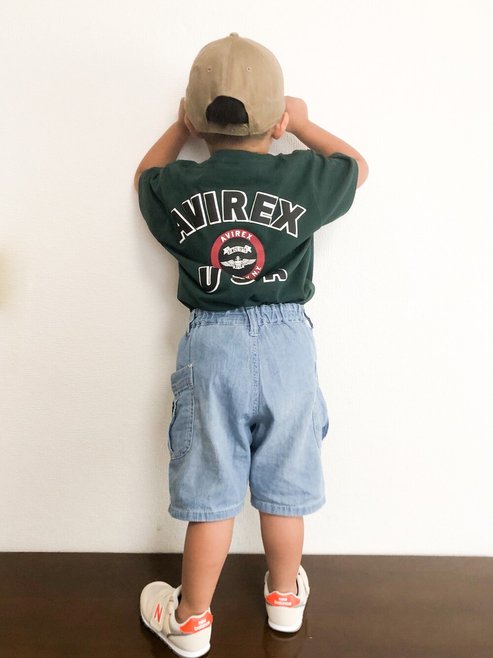 グリーン系のTシャツ/カットソー、ブルー系のその他パンツ、ベージュ系のスニーカーを着用したキッズの夏コーディネートの2枚目の写真