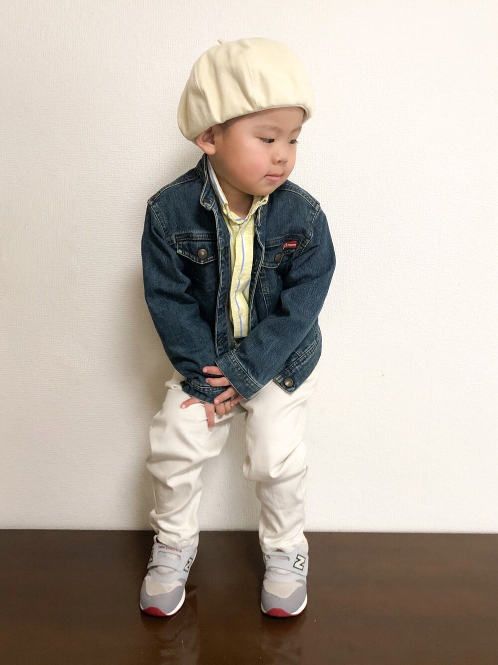イエロー系のシャツ/ブラウス、ブルー系のデニムジャケット、ホワイト系のその他パンツを着用したキッズの春コーディネートの2枚目の写真