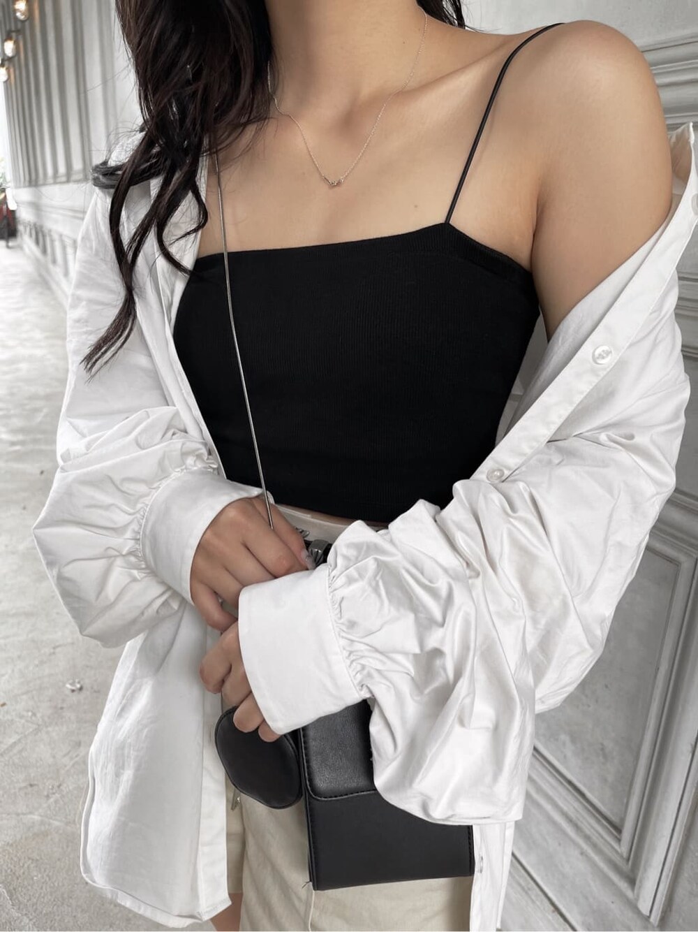 ホワイト系のシャツ/ブラウス、ブラック系のベルトを着用したレディースの夏コーディネートの6枚目の写真